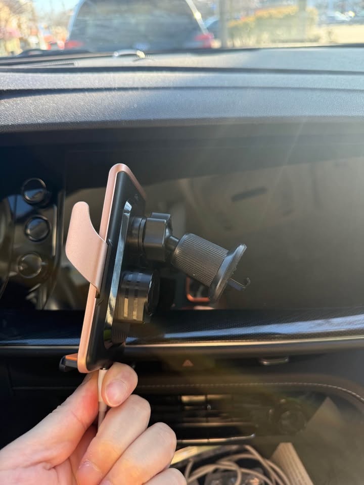 Wireless charging car phone holder - photo 2