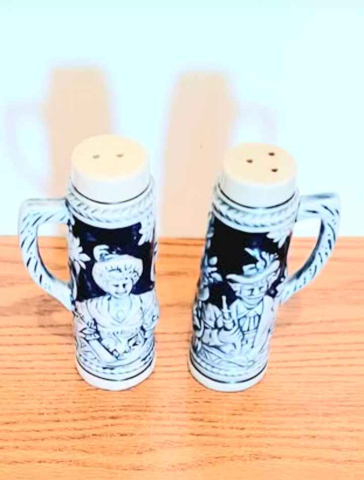 Vtg. Unique Hand Painted Ceramic Salt and Pepper Shakers - photo 3