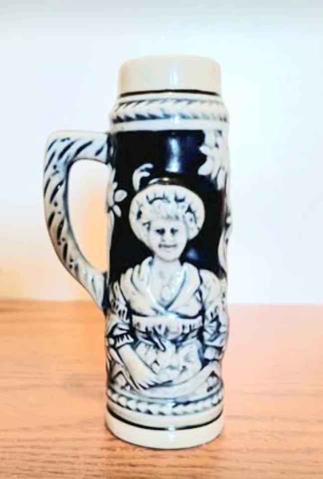 Vtg. Unique Hand Painted Ceramic Salt and Pepper Shakers - photo 4