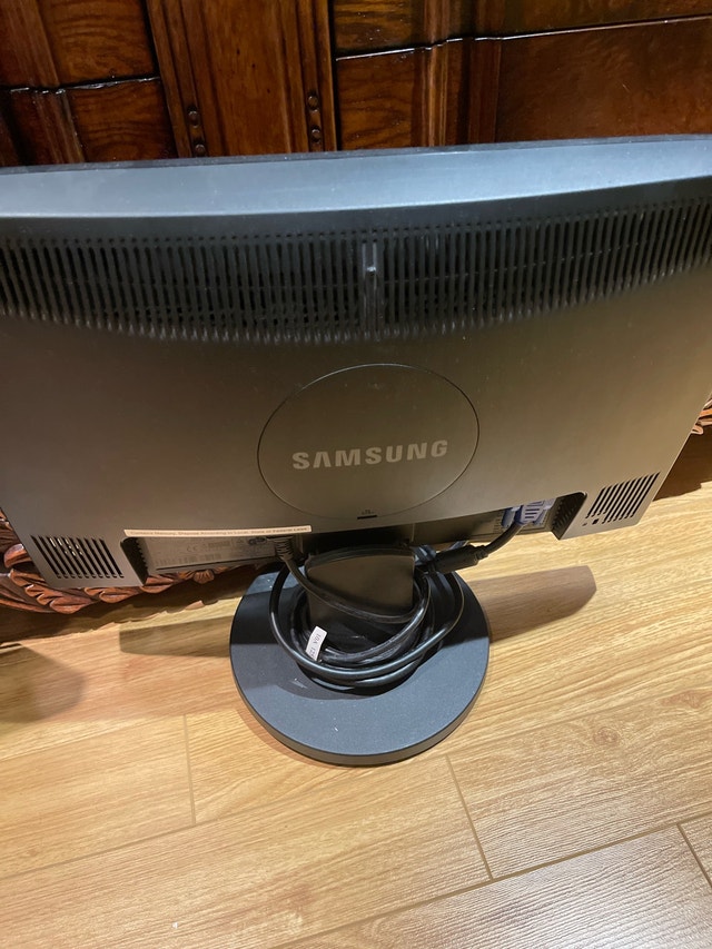 Computer Monitors - Samsung & HP - photo 2