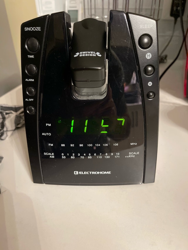 Alarm clock radio with ceiling projection.