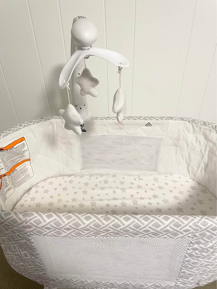 Baby bassinet with cute star mobile that spins, lights up and pl - photo 2