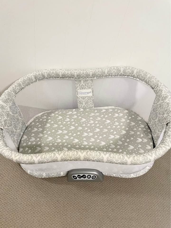 Halo Swivel Bassinet with Sound & Vibration