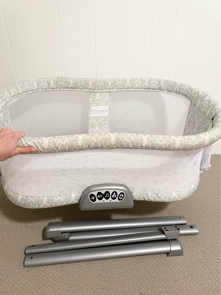 Halo Swivel Bassinet with Sound & Vibration - photo 4