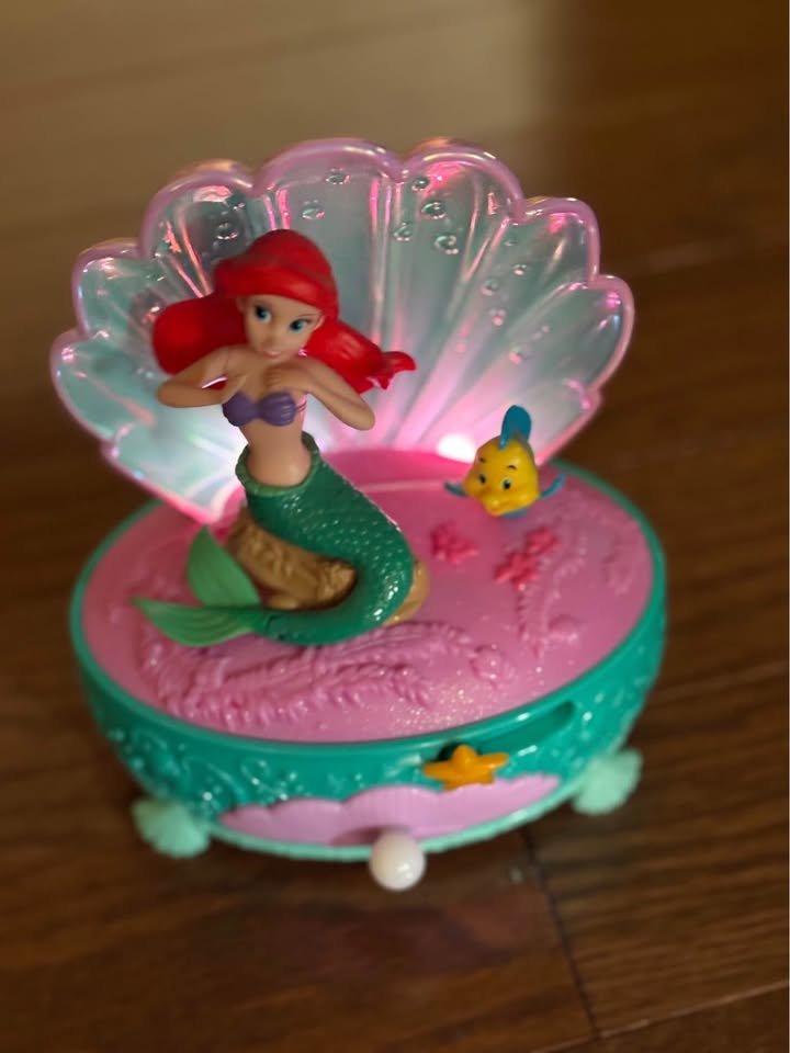 Disney Princess Ariel Jewelry Box Lights & Music - photo 2
