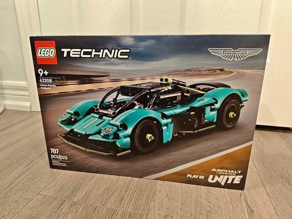 BNIB LEGO 42208 Technic Aston Martin Valkyrie