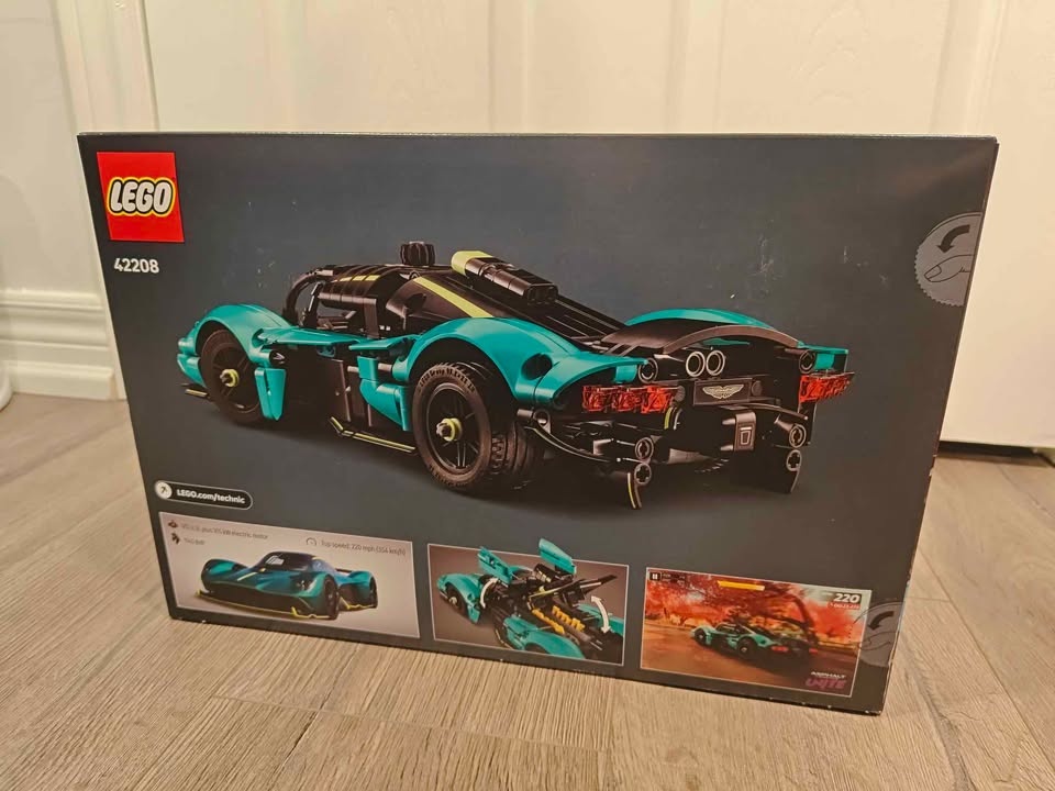 BNIB LEGO 42208 Technic Aston Martin Valkyrie - photo 2