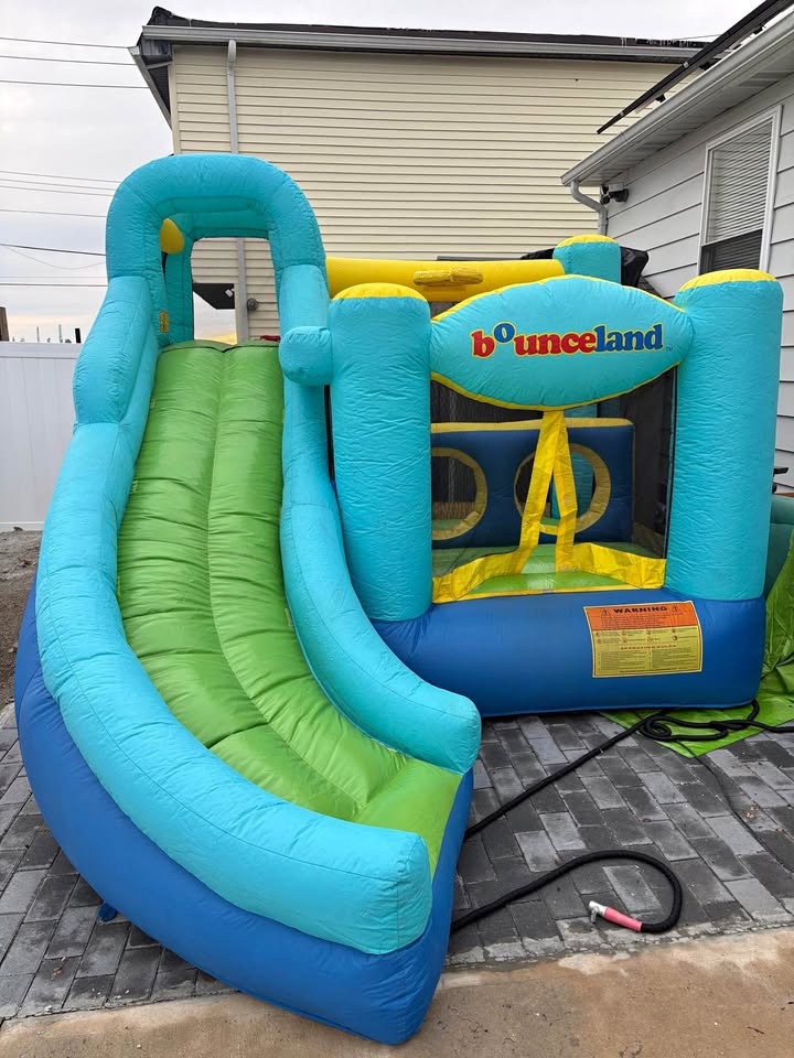 Bounceland Ultimate Combo Inflatable Bounce House