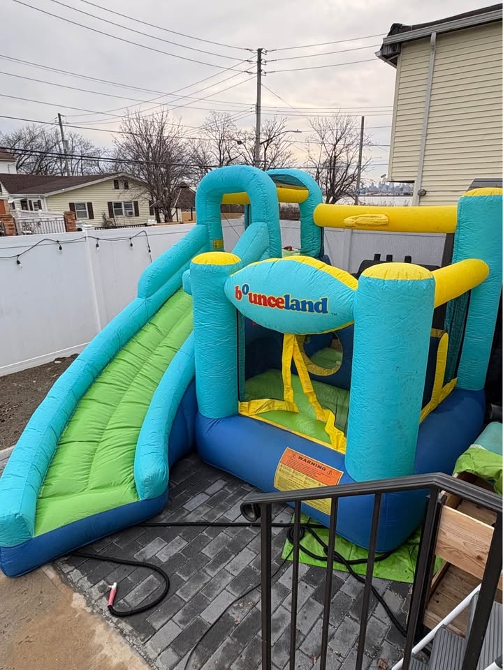 Bounceland Ultimate Combo Inflatable Bounce House - photo 2