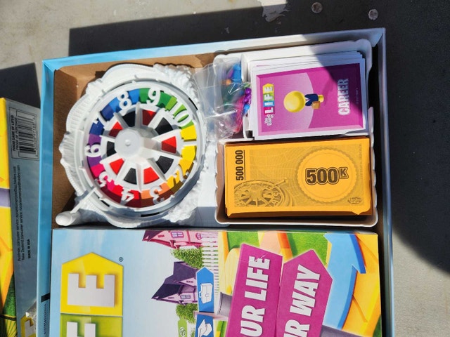 Hasbro Game of Life Board Game - photo 2