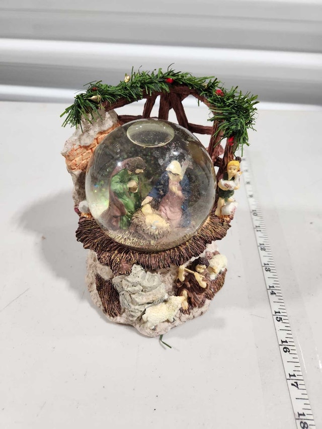 Carlton Cards Snow Globe - photo 3