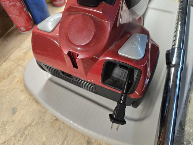 Bissell Zing II Bagless Canister Vacuum - photo 2