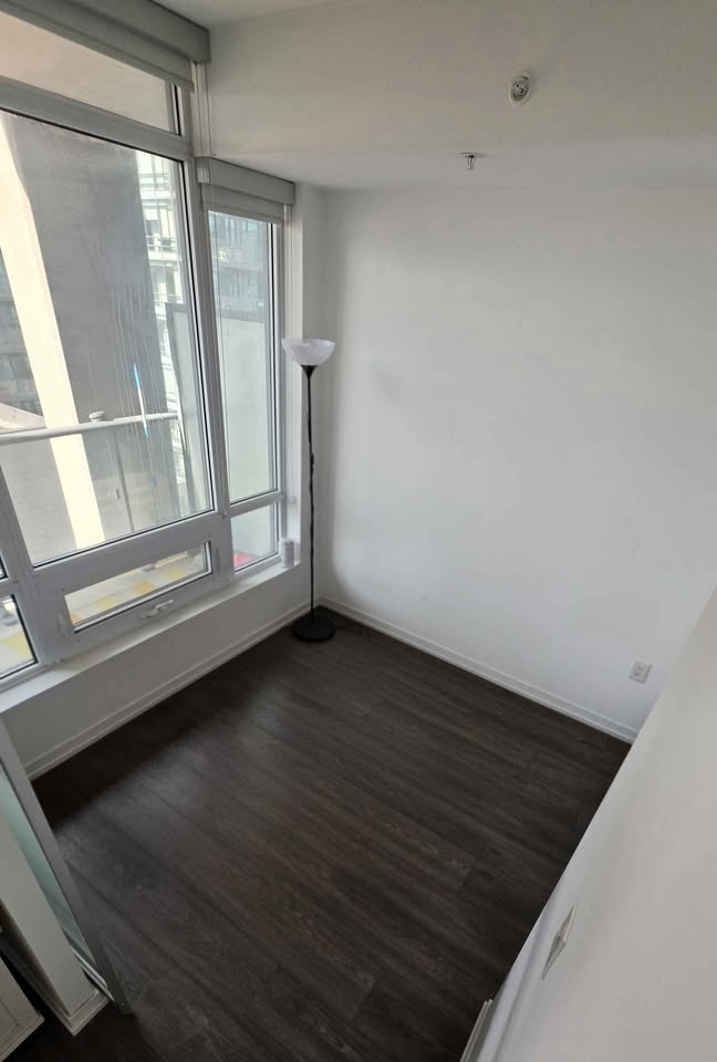 Private 1 Bed 1 Bath - in 2 Bed 2 Bath Apartment - photo 3