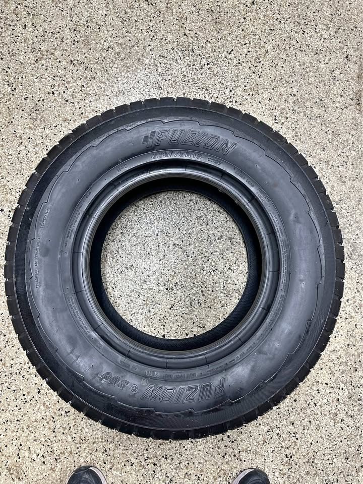 Fuzion SUV Tire – 235/75R15 – Like New Tread