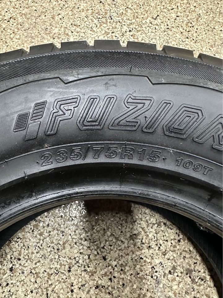 Fuzion SUV Tire – 235/75R15 – Like New Tread - photo 2