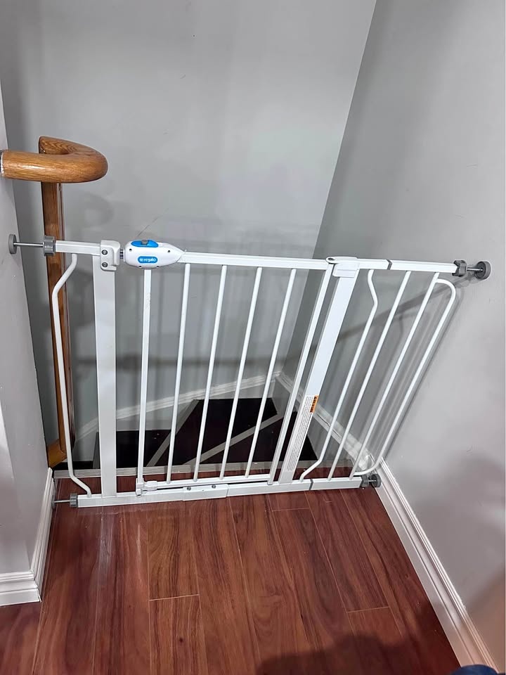 Regalo Easy Step Baby Safety Gate - White, 38" W x 29" H