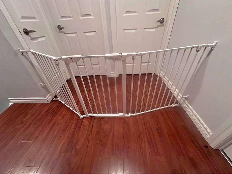 Dreambaby Baby Safety Gate - White (72" W x 29" H)