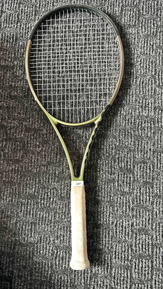 Wilson Blade 98 v8 (18x20) - L2 Grip