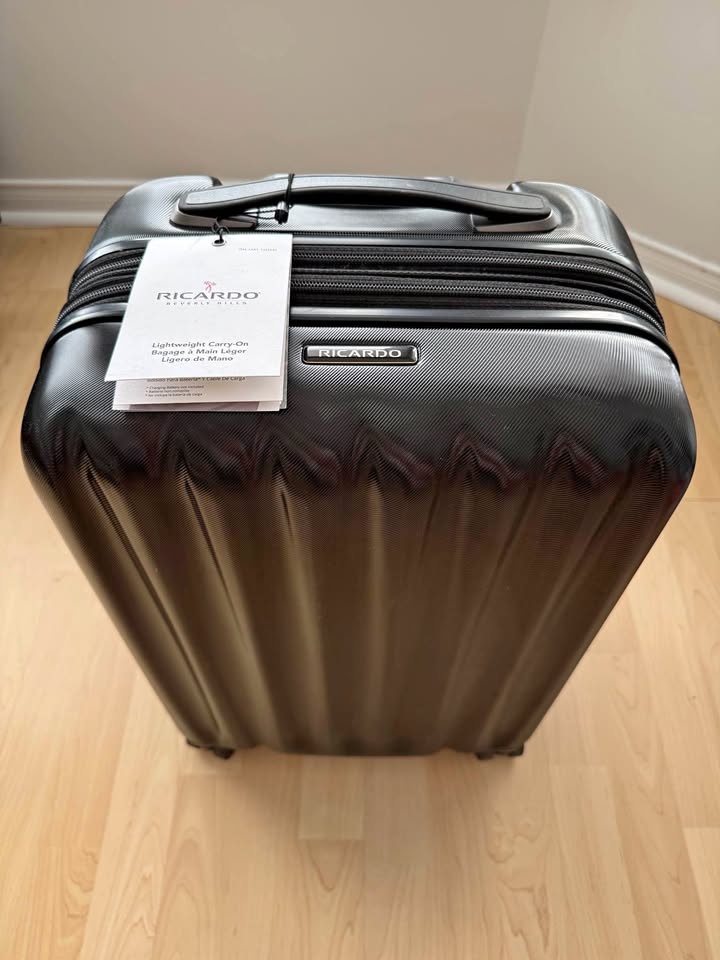 Ricardo Carry-On – built-in USB port, Superb Condition!