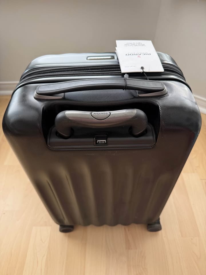 Ricardo Carry-On – built-in USB port, Superb Condition! - photo 2
