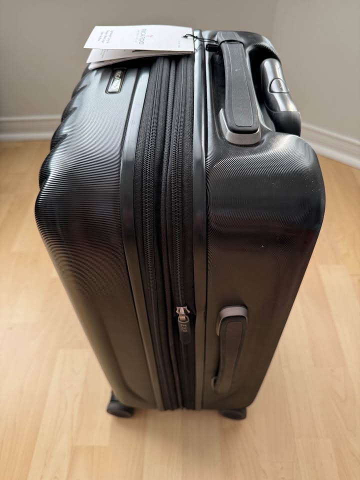 Ricardo Carry-On – built-in USB port, Superb Condition! - photo 3