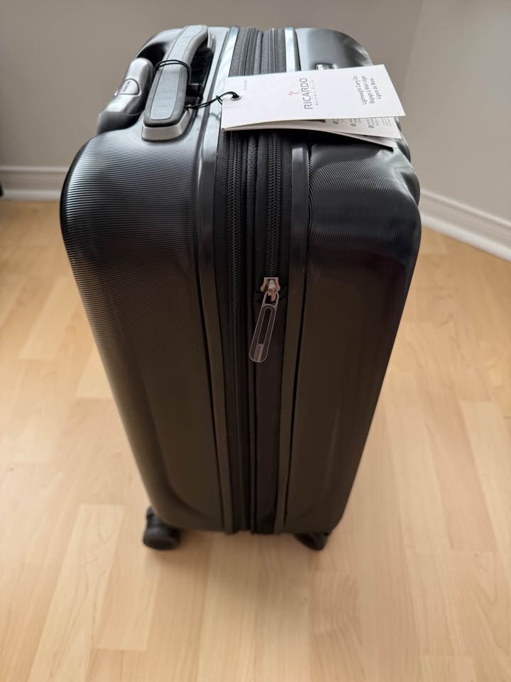 Ricardo Carry-On – built-in USB port, Superb Condition! - photo 4