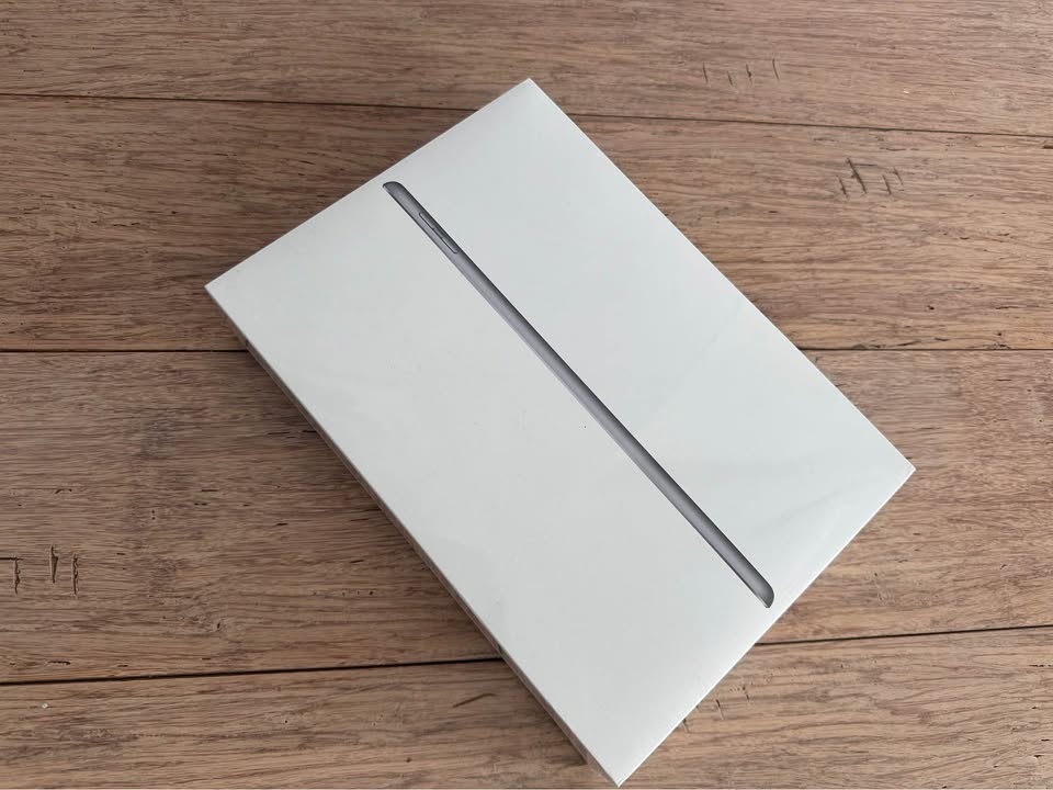 iPad 6th Gen (32GB) - Brand New, Sealed - photo 2