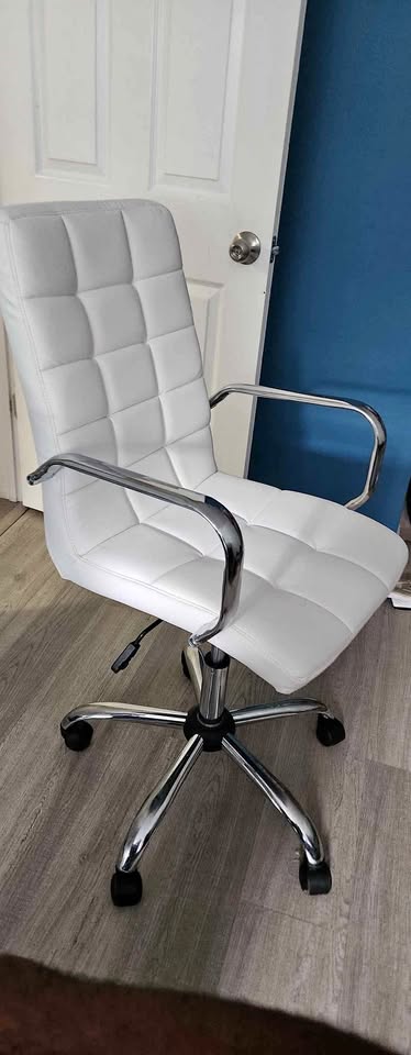 Office chair - white