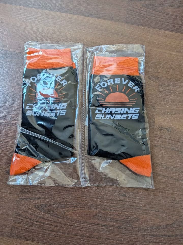 New novelty forever chasing sunset socks - photo 2
