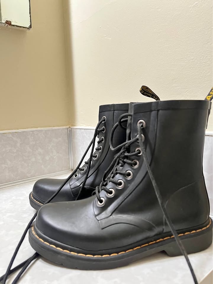 Dr. Martens Black Boots – Size 8 US Women – Excellent Condition
