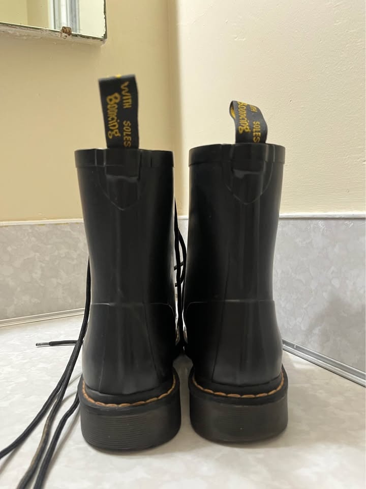 Dr. Martens Black Boots – Size 8 US Women – Excellent Condition - photo 2