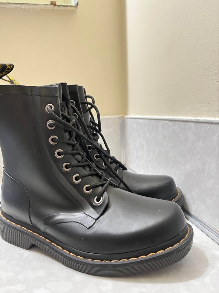 Dr. Martens Black Boots – Size 8 US Women – Excellent Condition - photo 3