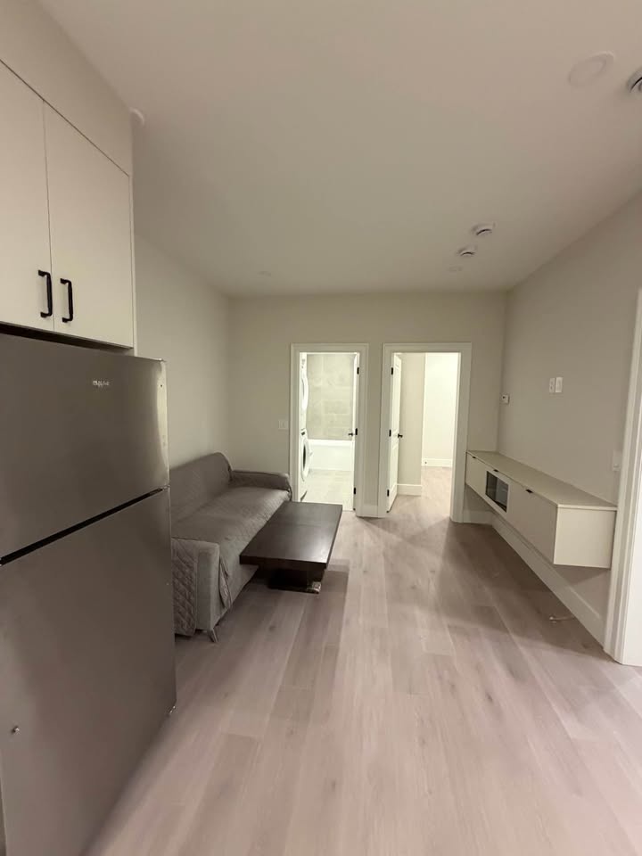 Private Room for Rent - New Burnaby Basement Suite - photo 2