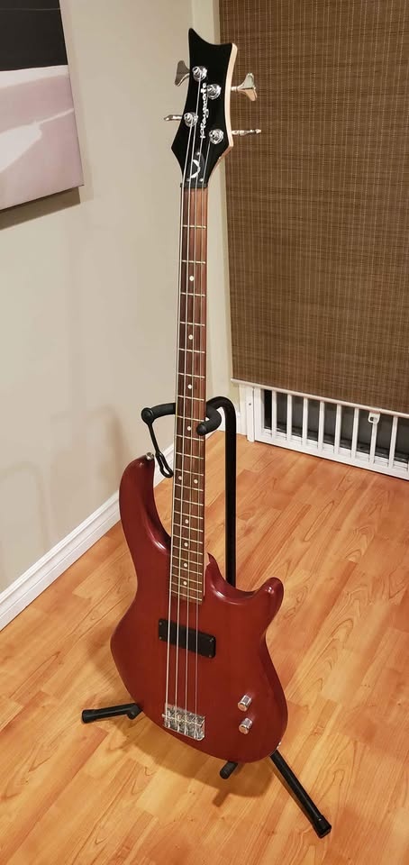 Dean Playmate 4-String Electric Bass w/ Hard Case - photo 3
