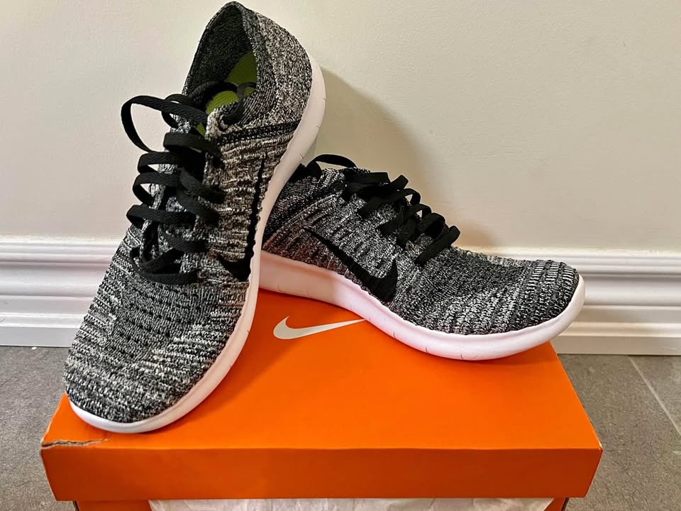Brand New Women’s Nike Flyknit Runners Size 8