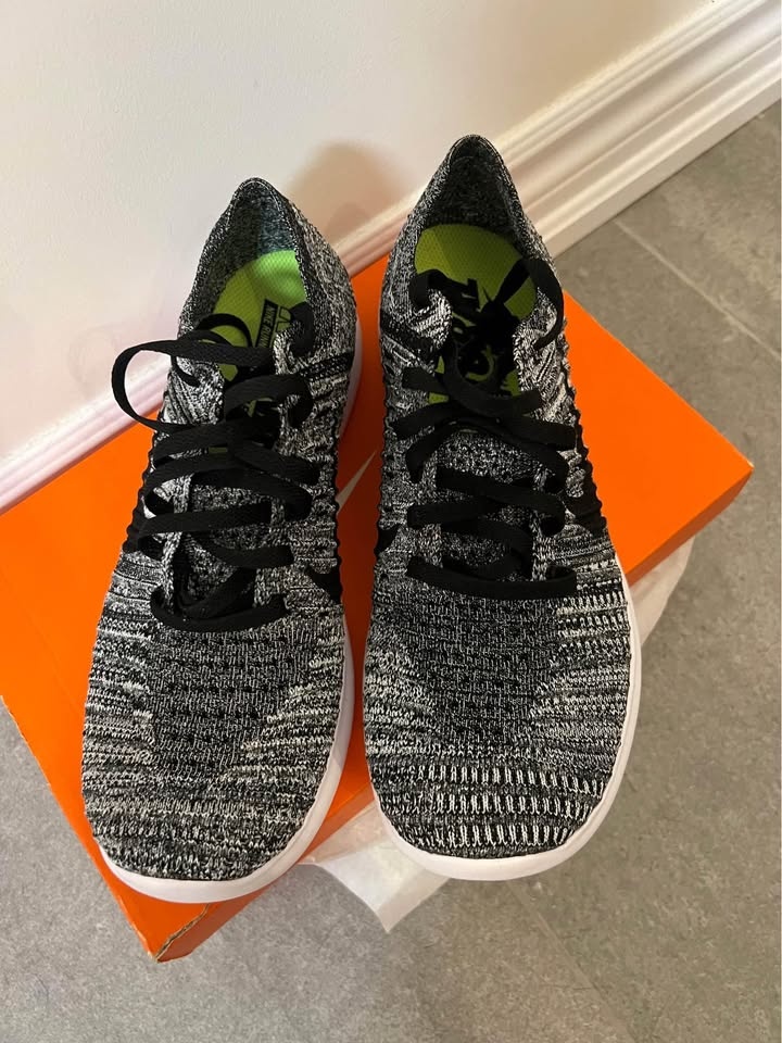 Brand New Women’s Nike Flyknit Runners Size 8 - photo 3