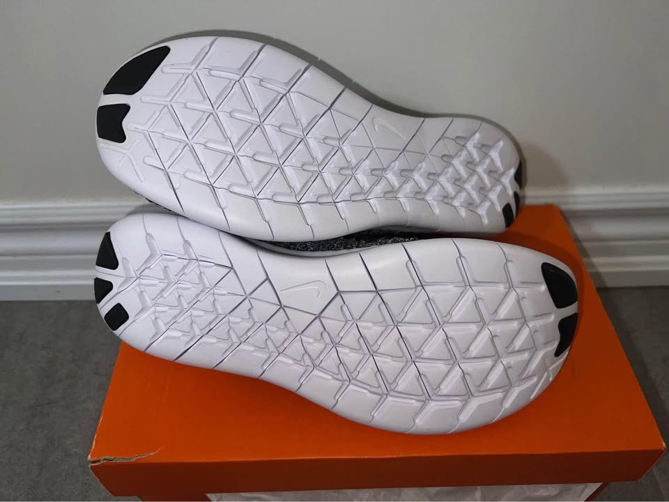 Brand New Women’s Nike Flyknit Runners Size 8 - photo 4