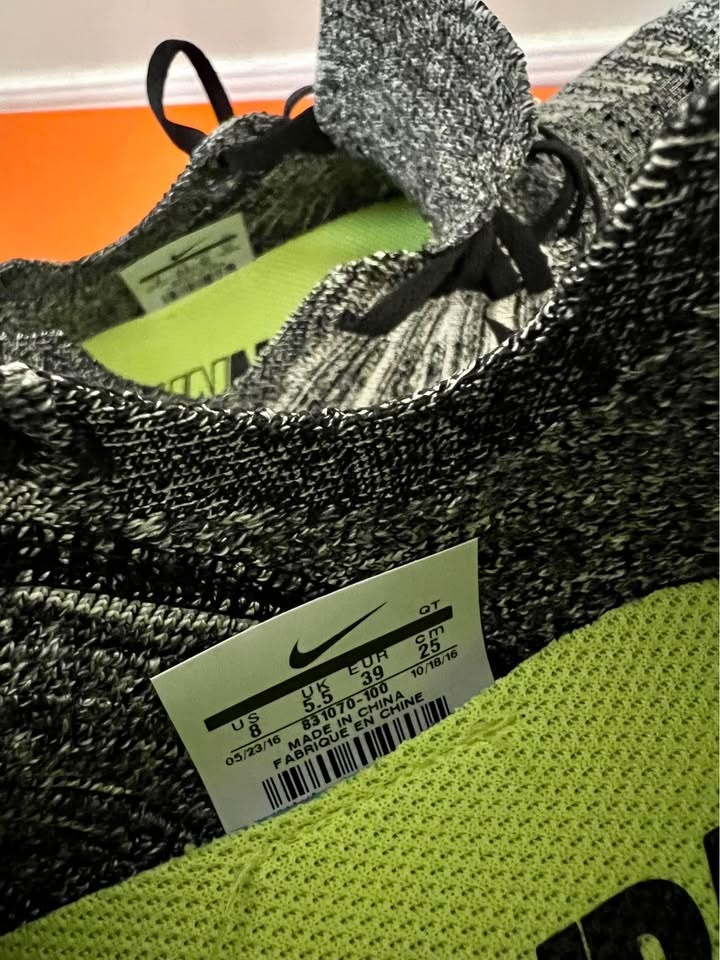Brand New Women’s Nike Flyknit Runners Size 8 - photo 5