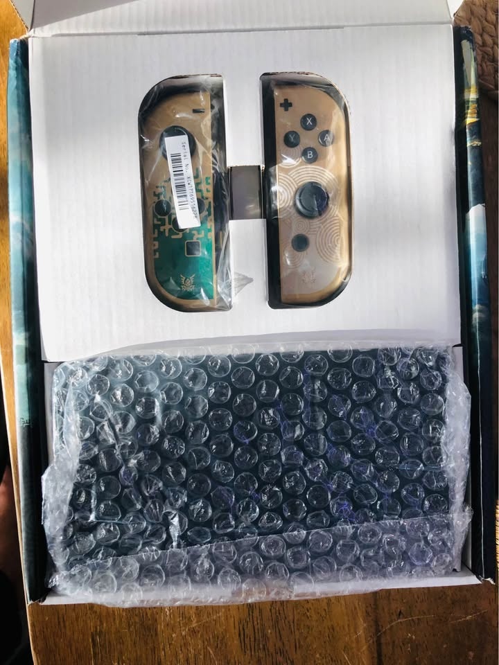 Nintendo Switch OLED Zelda TOTK Edition - photo 2