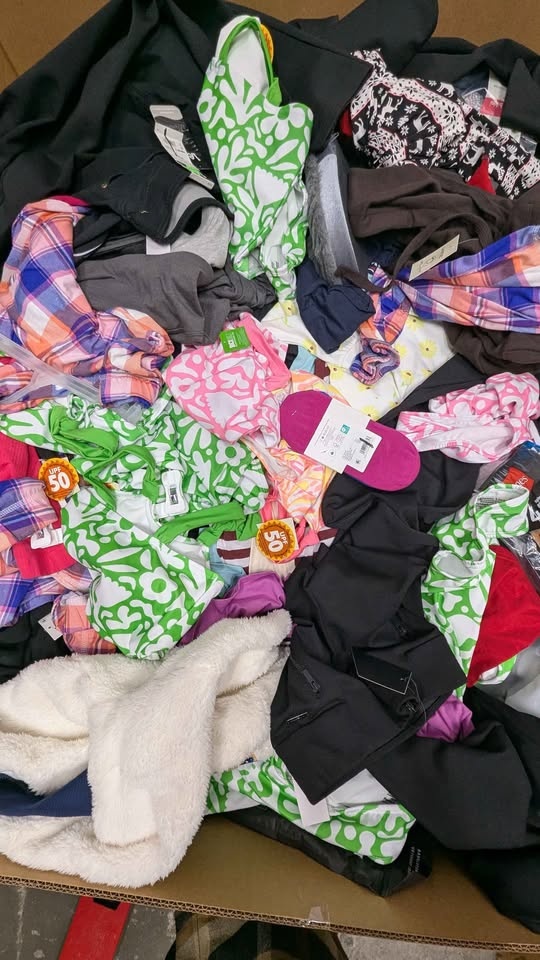 Brand New Clothing & Accessories Pallet - $2/Piece - photo 3