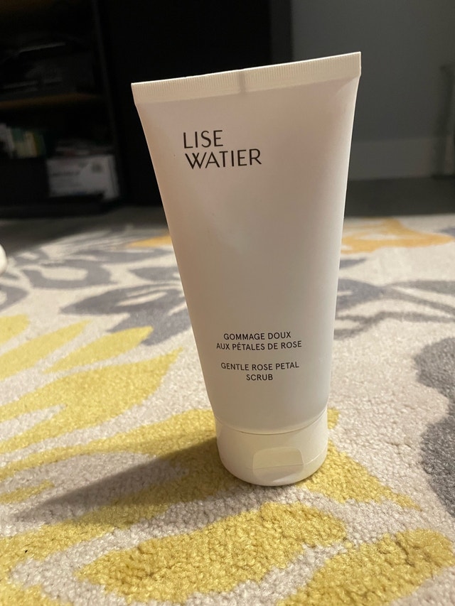 Lise Watier Gentle Rose Petal Scrub – New