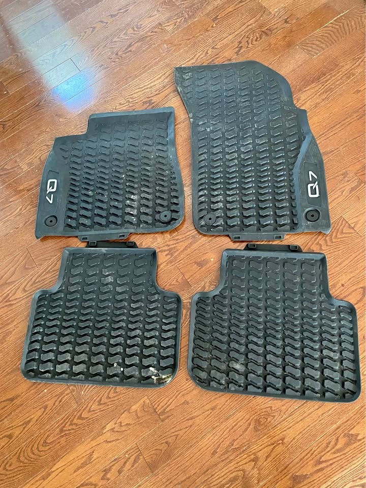2017+ Audi Q7 Genuine Rubber Floor Mats