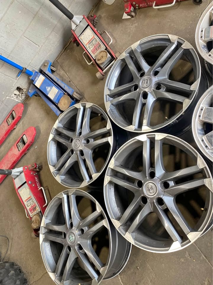 22” Wheels for Toyota Tundra / Lexus LX570