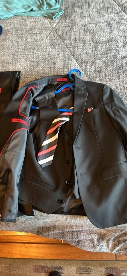 Three-piece boys suit no pants size 12 - photo 2