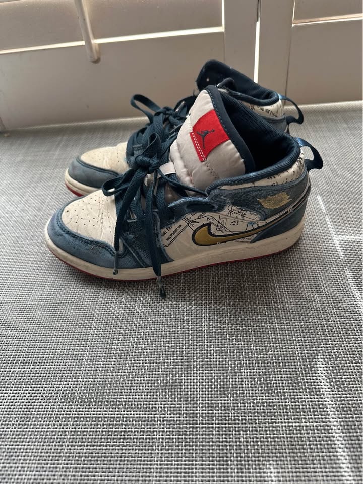 Kids Nike Sneakers Size 1 - photo 2