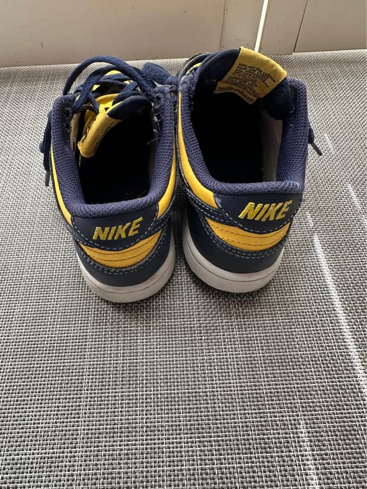 Kids Nike Shoes Size 1 - photo 3