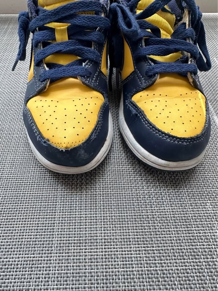 Kids Nike Shoes Size 1 - photo 4