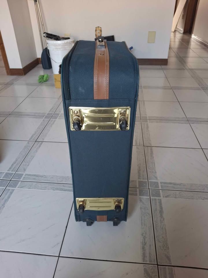 Suitcase 25" x 18" x 7.5" - photo 2