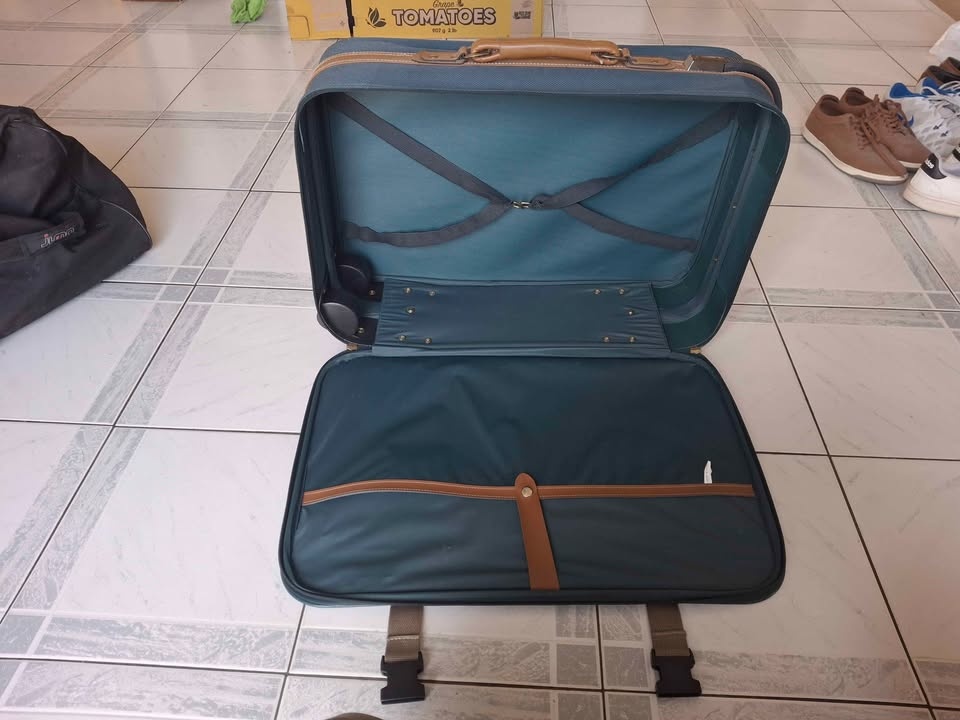 Suitcase 25" x 18" x 7.5" - photo 4