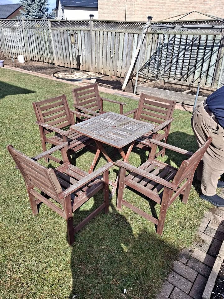 Patio set/garden chairs and table